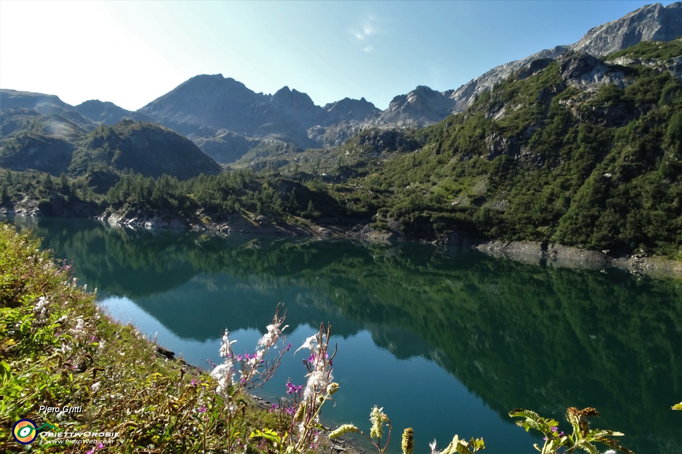 10 Nel Lago di Fregabolgia si specchia il Madonnino .JPG